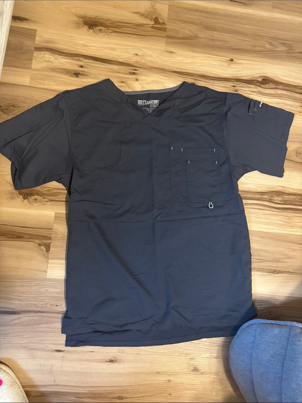 Grey's Anatomy Men’s Short Sleeve V-Neck Scrub Top - Charcoal gray